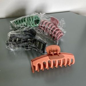 **DONATING 1/19** NEW 4 large claw hair clips